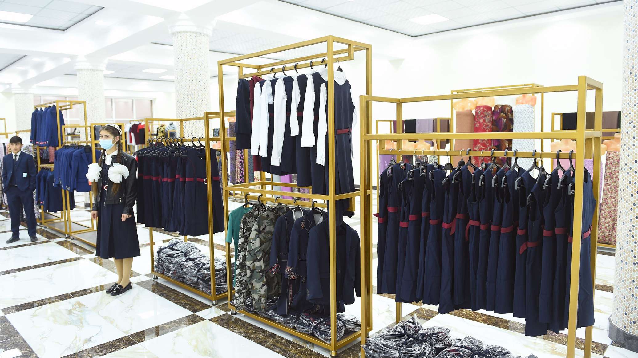 В Таджикистане просят жаловаться на принудительную продажу школьной формы