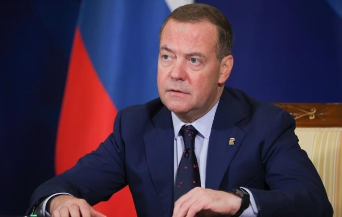 Медведев: Трампу никто не "даст забрать всю нефть везде"