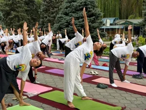 В Бишкеке отпраздновали Международный день йоги