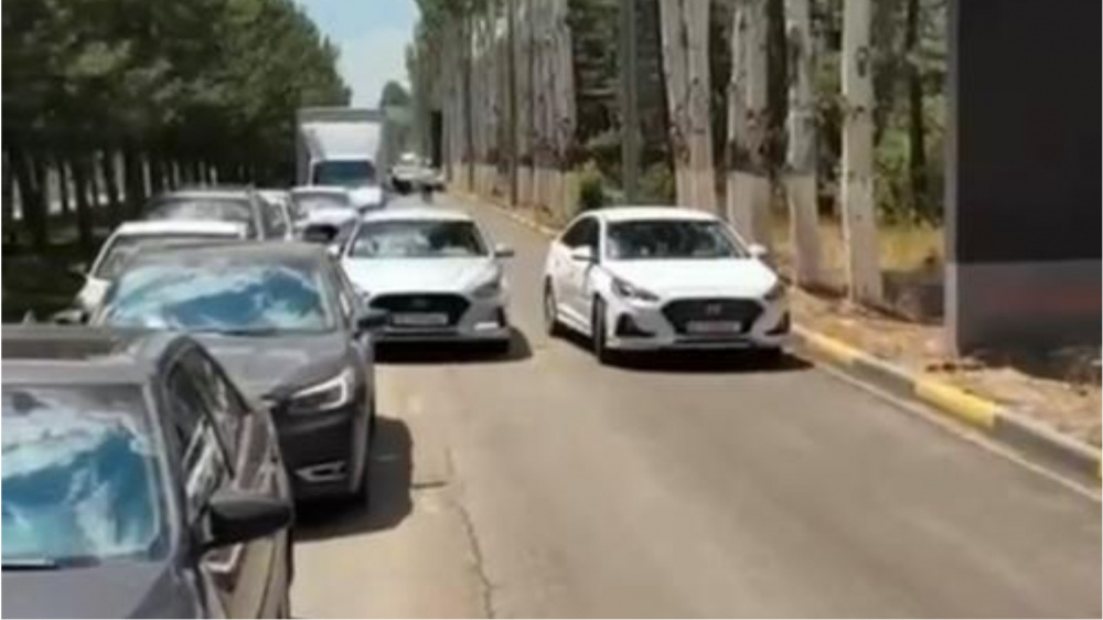 По трассе в аэропорт "Манас" возникла большая пробка