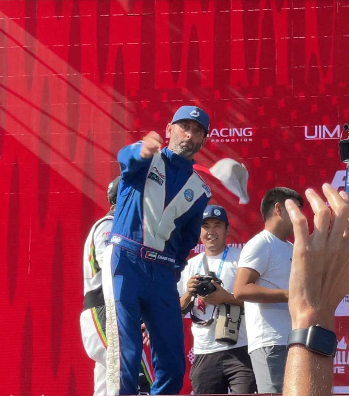 Победители Гран-при F1H2O на Иссык-Куле «закидали» болельщиков памятными подарка