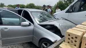 В Оше пьяный водитель врезался в патрульную машину, бус и Porter — видео