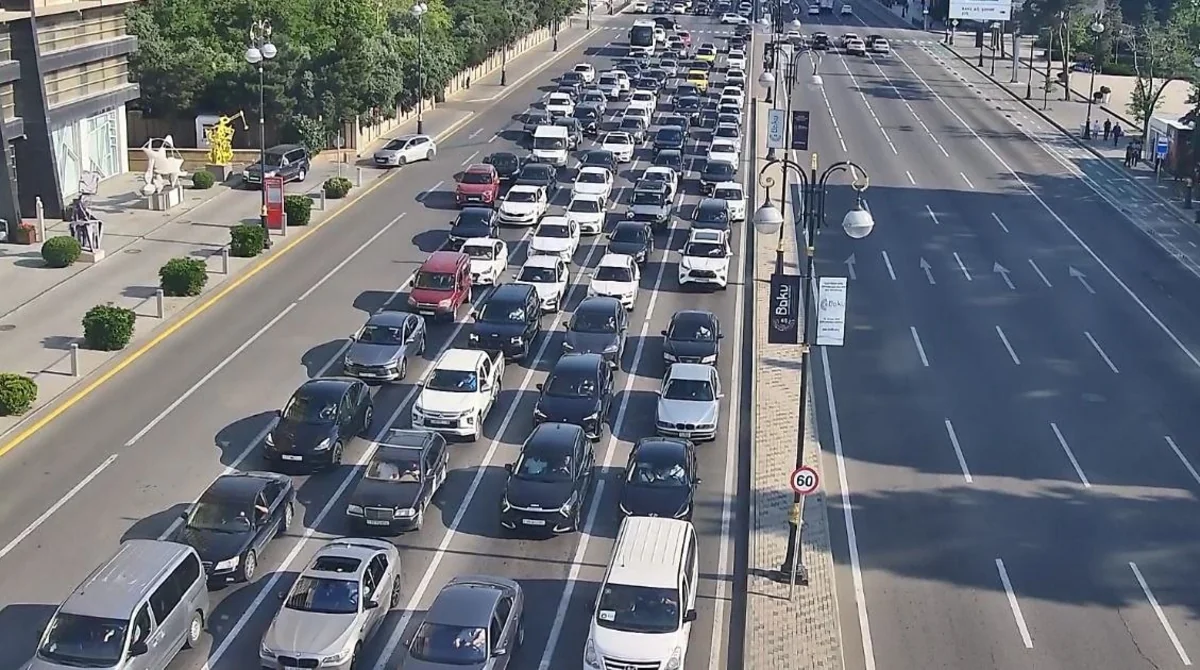 В Баку на ряде улиц и проспектов затруднено движение транспорта