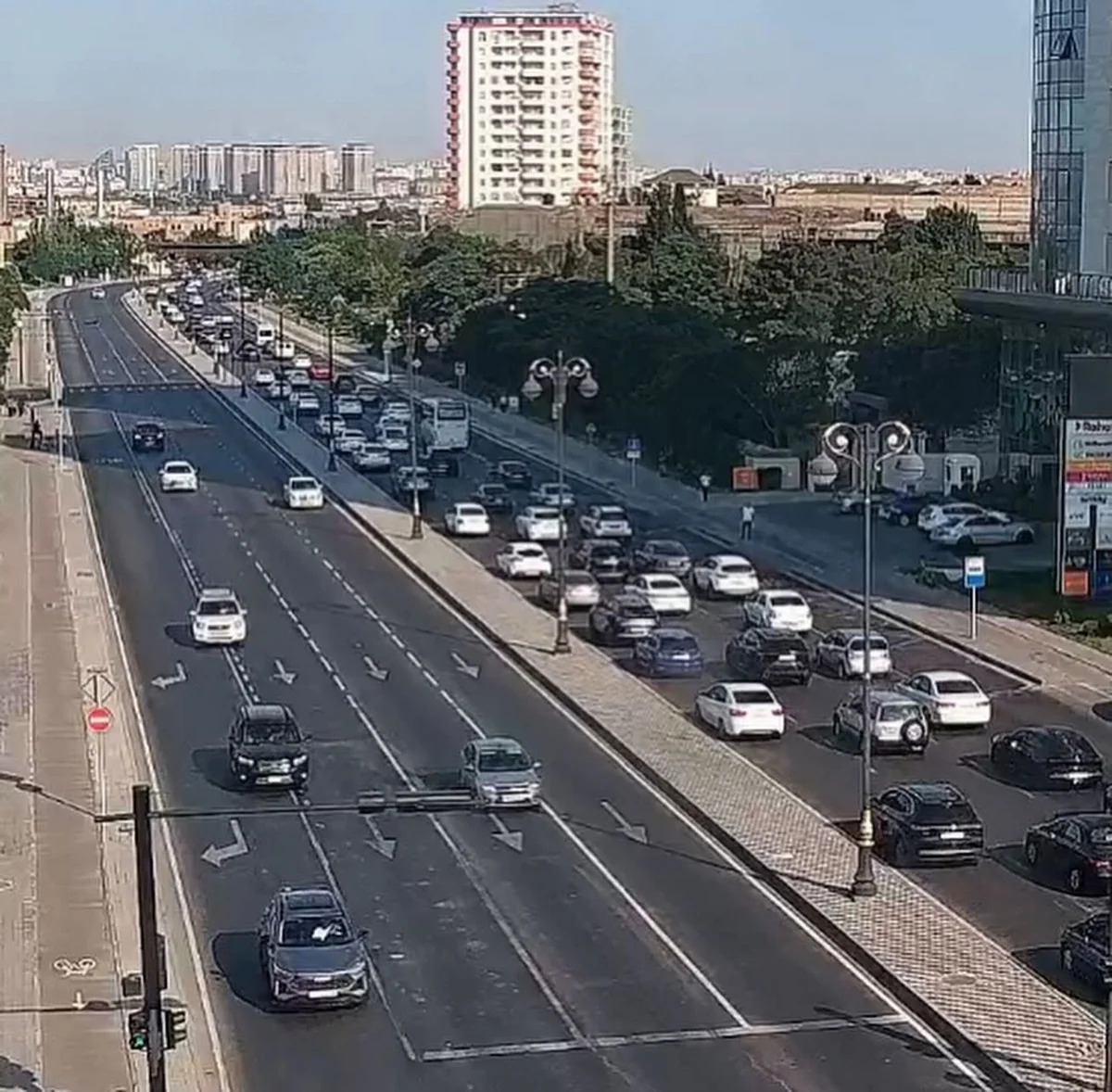 В Баку на ряде улиц наблюдается плотный транспортный поток