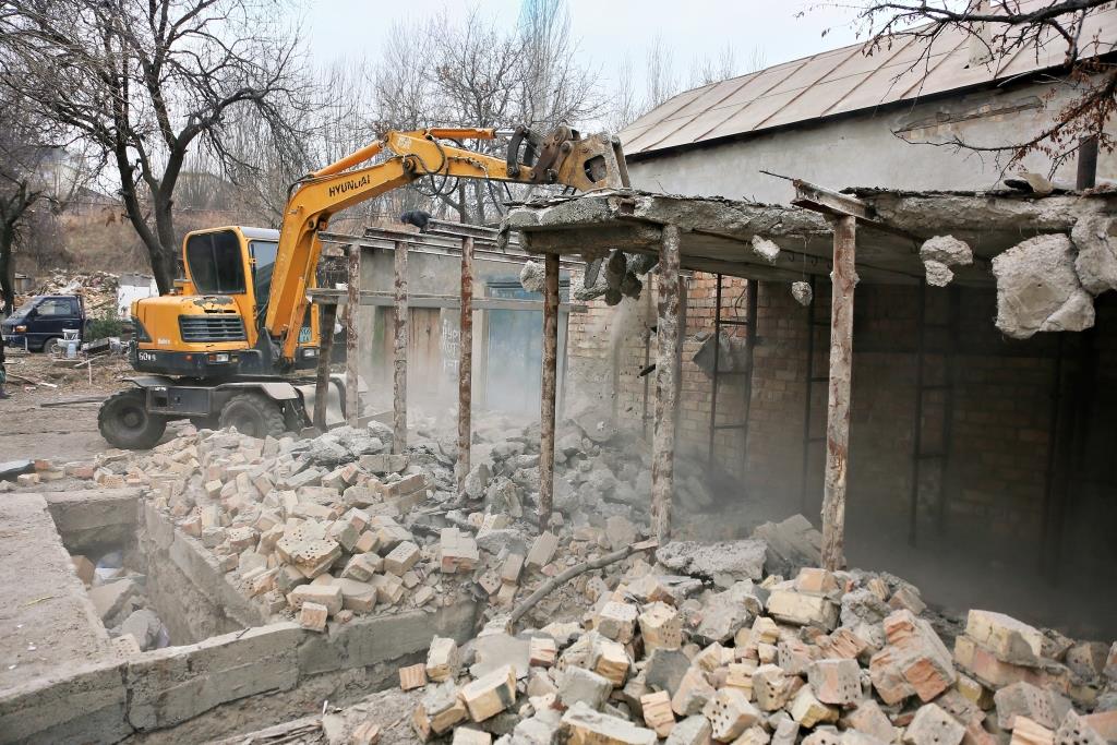 Снос в городе Ош: дома без документов, нет компенсаций, а доходы упали вдвое