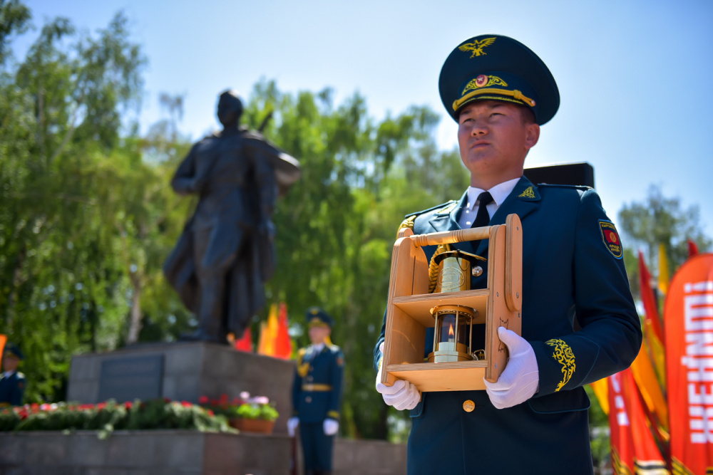 В Бишкеке прошла международная акция «Огонь памяти»