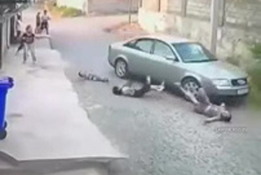 Автомобиль наехал на женщину и детей в Кара-Суйском районе