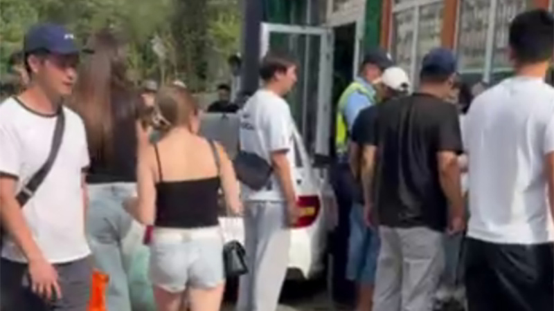 В центре Бишкека произошло массовое ДТП. Машина влетела в пешеходов (видео)