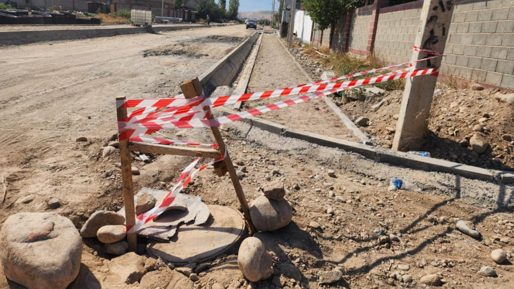 "Почти полгода". Жители пожаловались на затянувшийся ремонт дороги (видео)