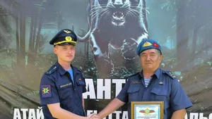 Военные авиабазы "Кант" поздравили главу Союза десантников Кыргызстана
