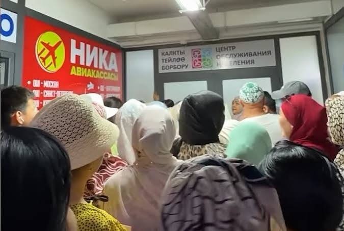 В ЦОНе Оша объяснили причину очередей и давки
