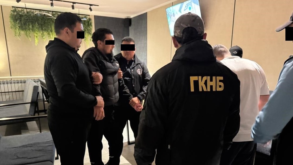 В Чолпон-Ате у бизнесмена вымогали деньги. ГКНБ задержал подозреваемых