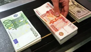 Курс иностранной валюты в коммерческих банках 21 июля. Рубль продолжает обесцениваться