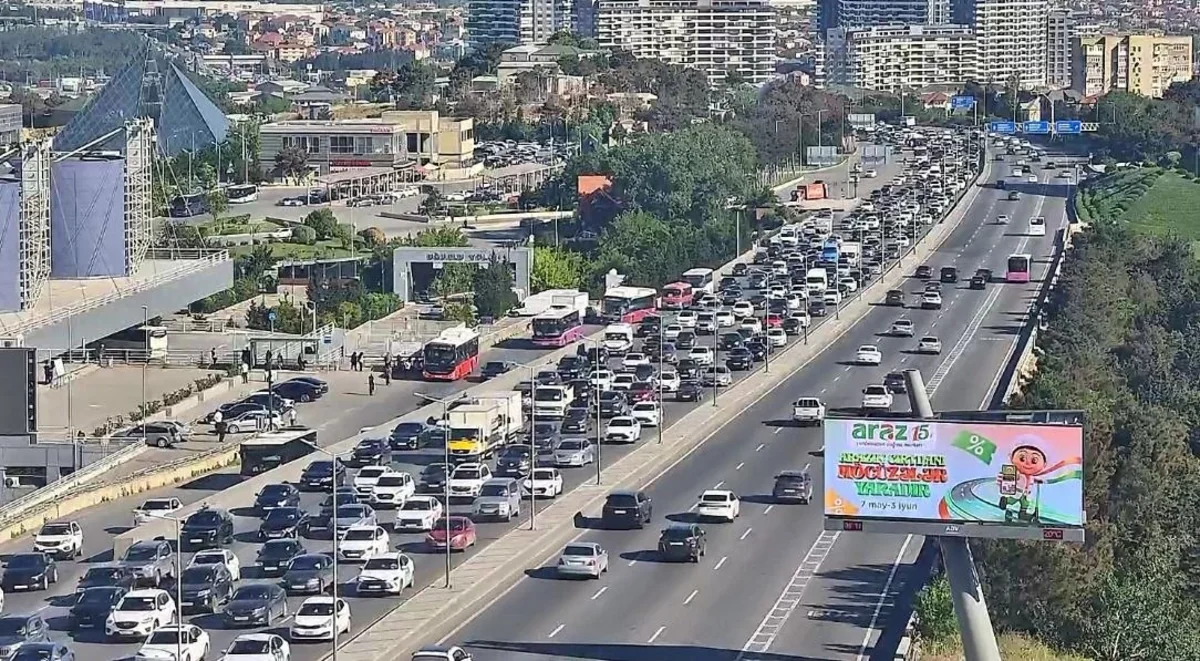 В Баку на 12 улицах и проспектах затруднено движение транспорта