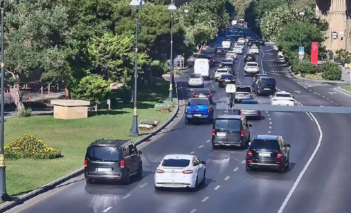 В Баку на ряде улиц и проспектов затруднено движение транспорта