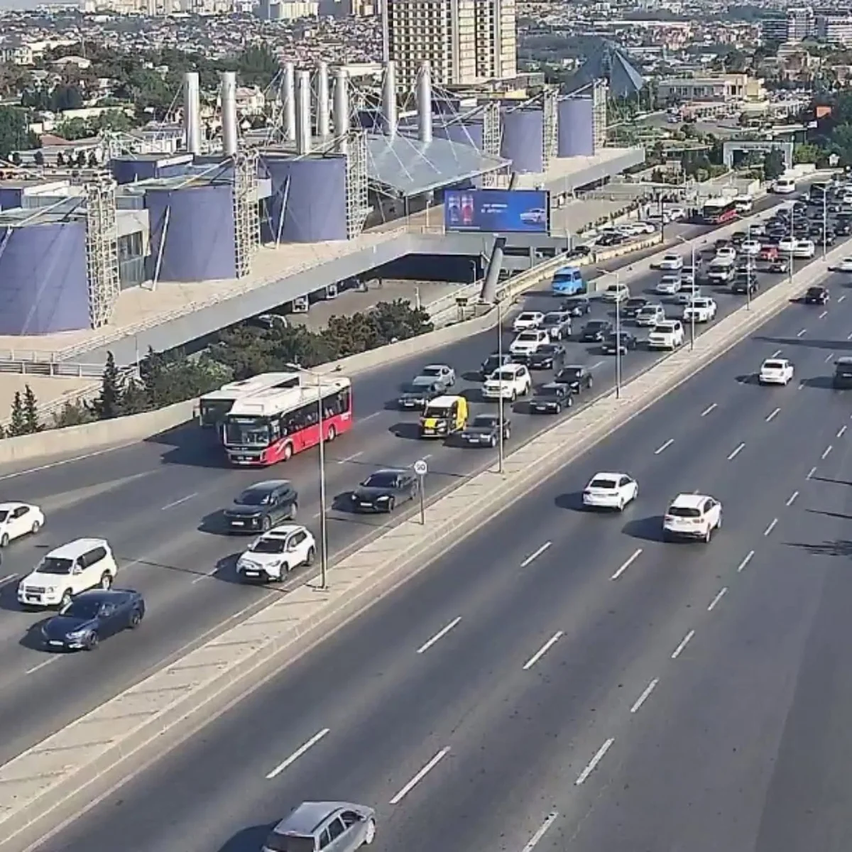 На ряде улиц и проспектов Баку затруднено движение транспорта