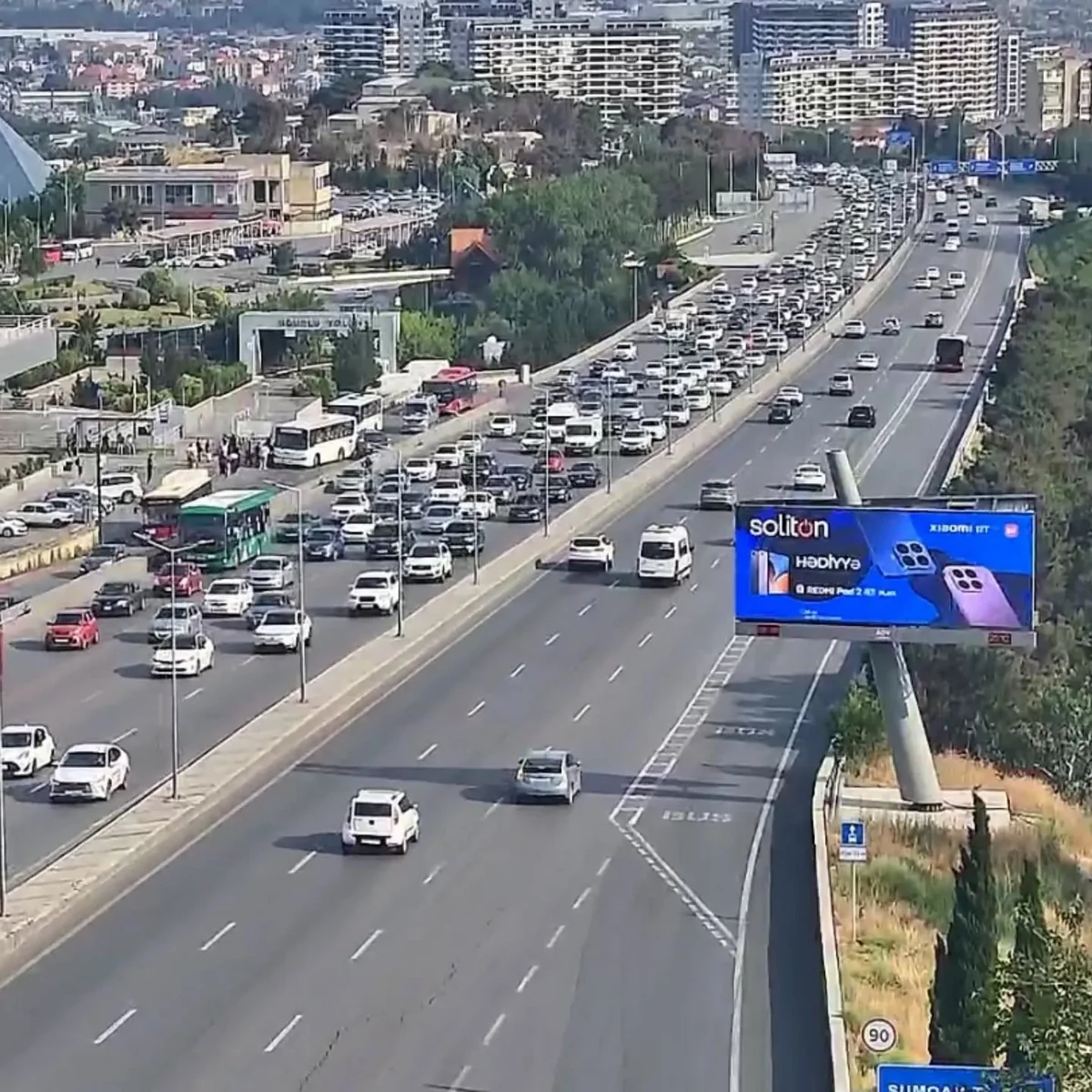 В Баку в трех направлениях затруднено движение транспорта