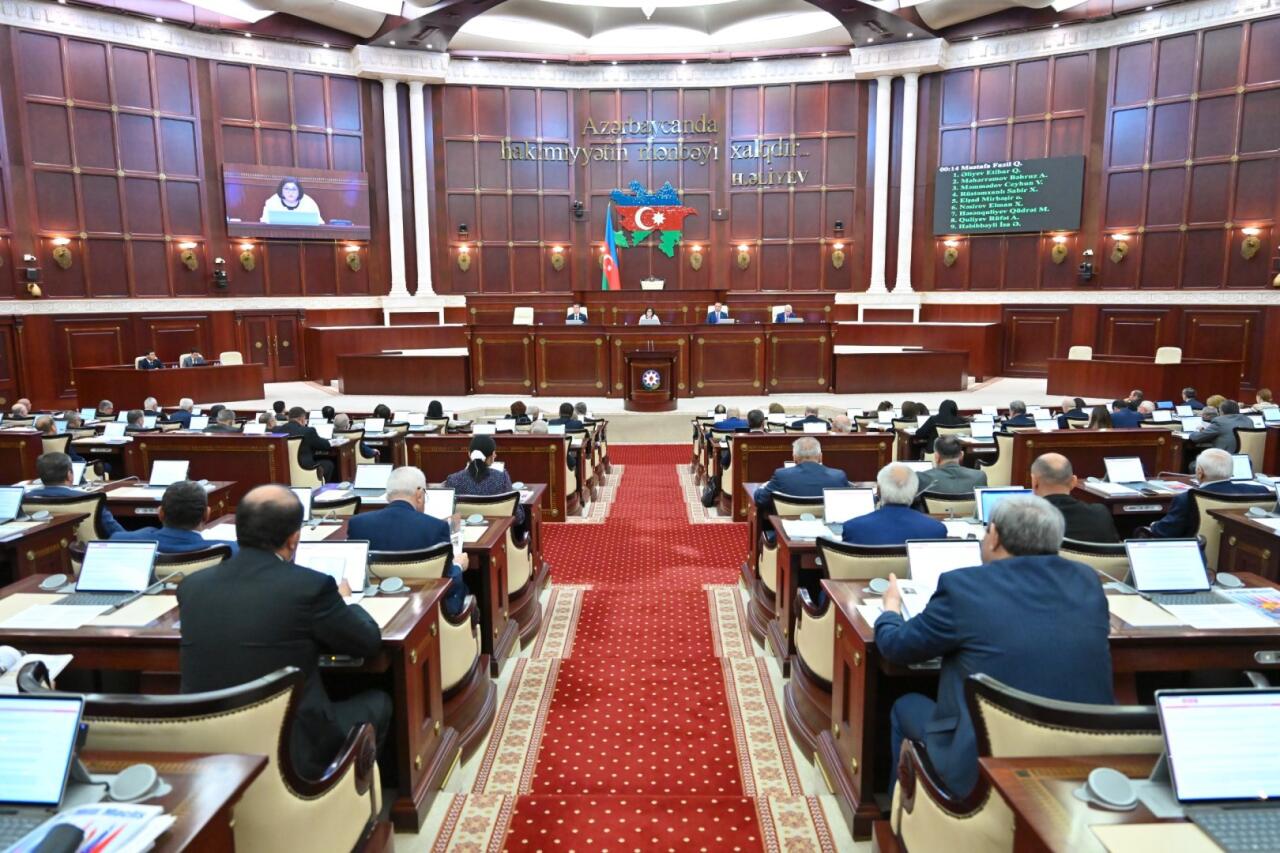 В Милли Меджлисе обсуждают 13 вопросов