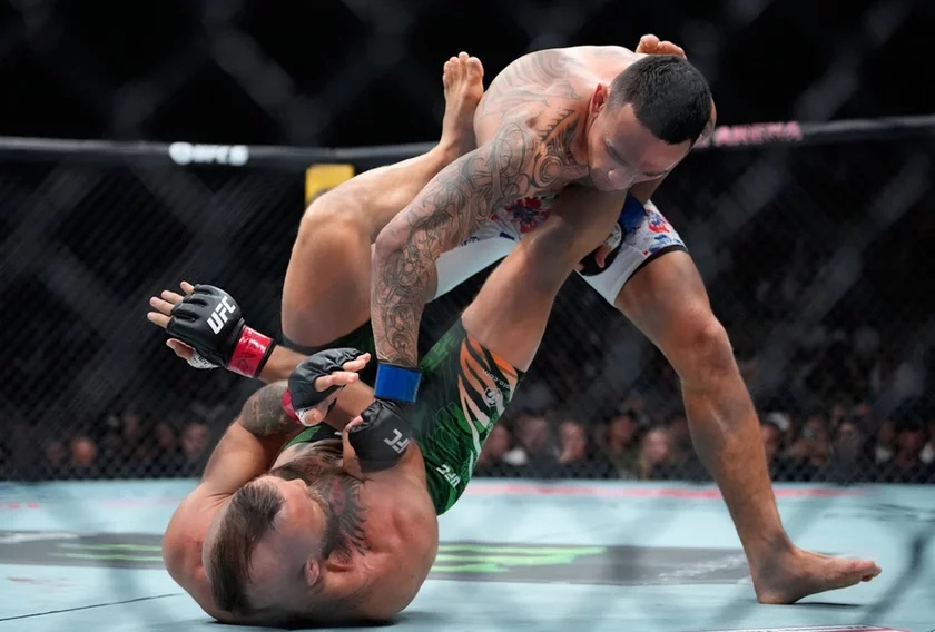 Конор Макгрегор проиграл Максу Холлоуэю из-за травмы колена на UFC 329