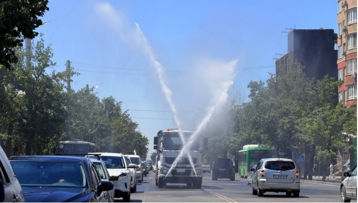 Улицы Бишкека поливают холодной водой из-за жары (фото)