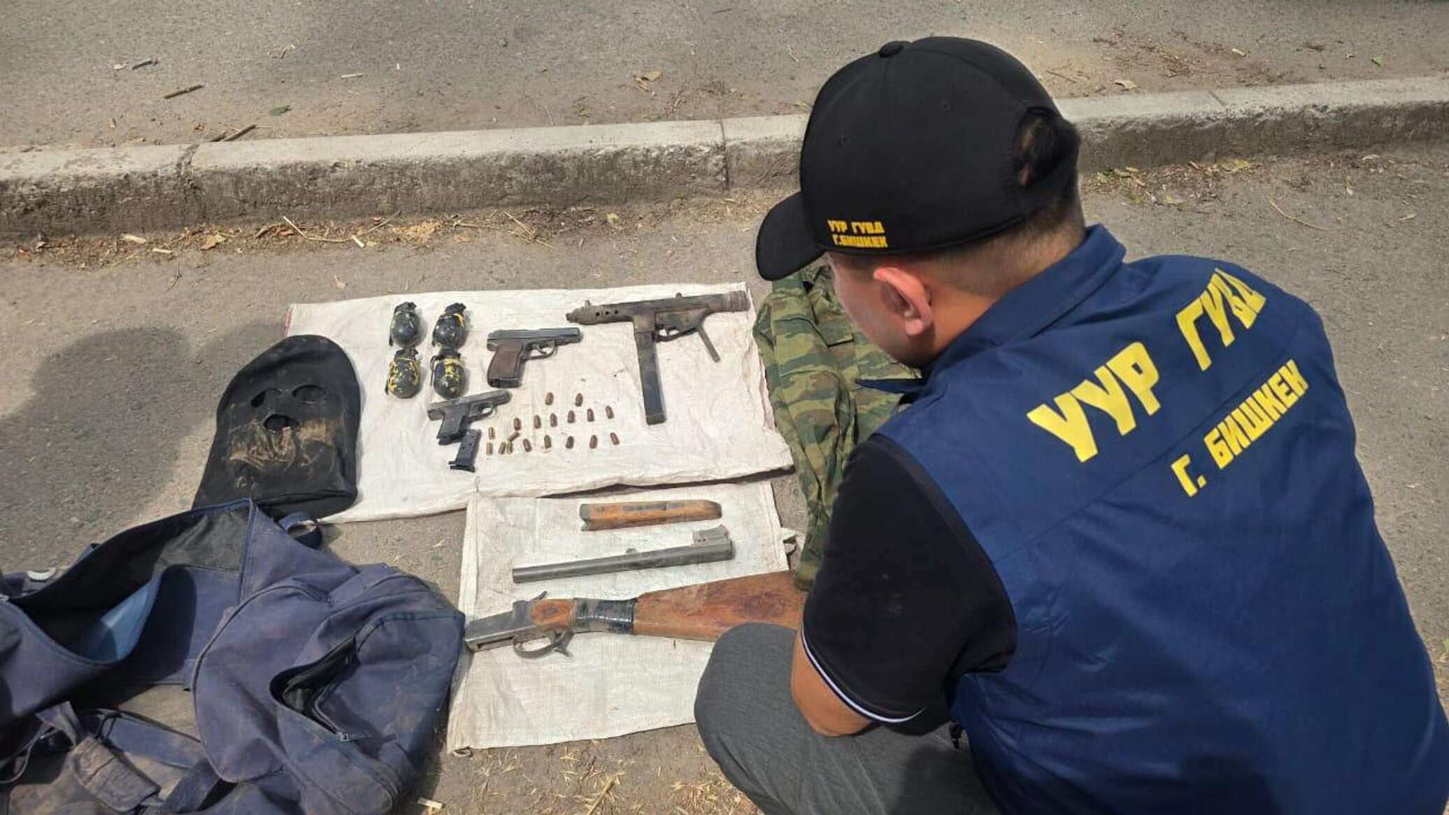 В Бишкеке задержали мужчину с полной сумкой оружия и боеприпасов — видео