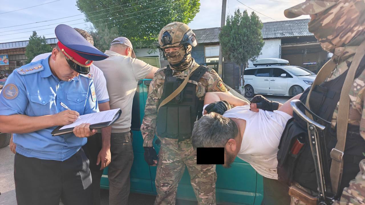 В Ошской области изъяли афганский гашиш и почти $8 тысяч в ходе спецоперации