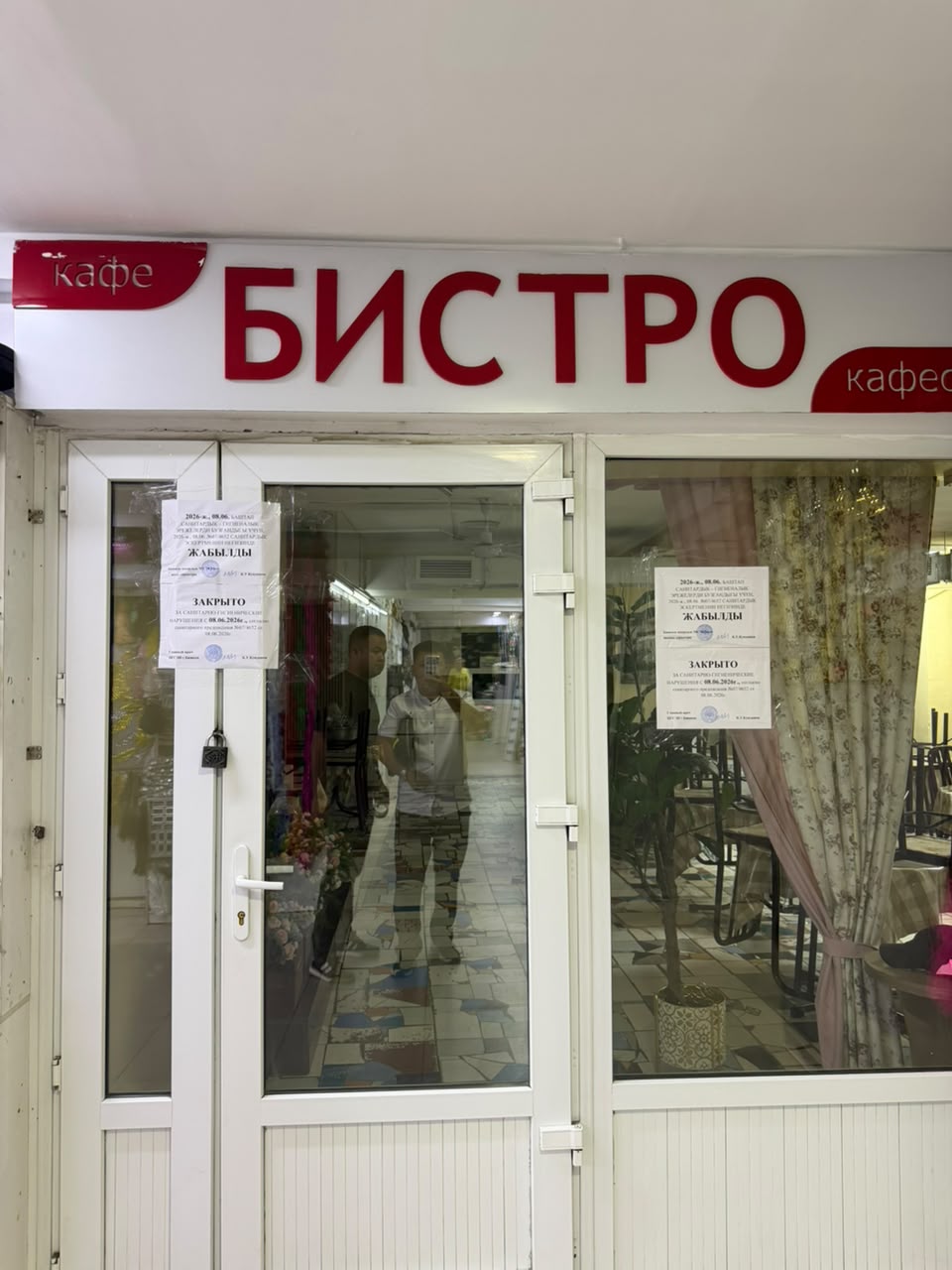 После внеплановых проверок на рынке «Мадина» в Бишкеке закрыли восемь кафе