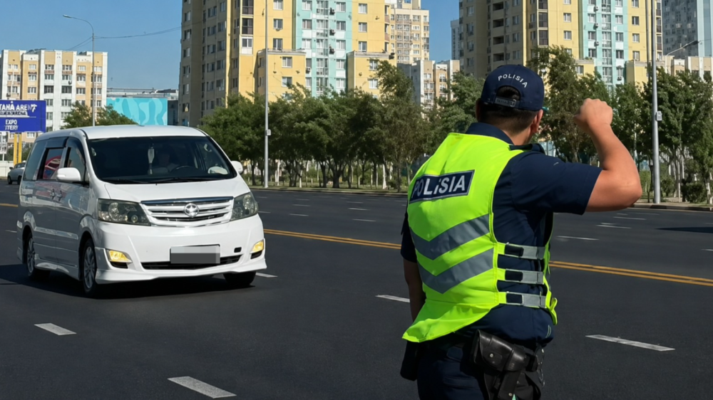 Кого везете? Ответ стоил водителю Alphard автомобиля в Туркестане
