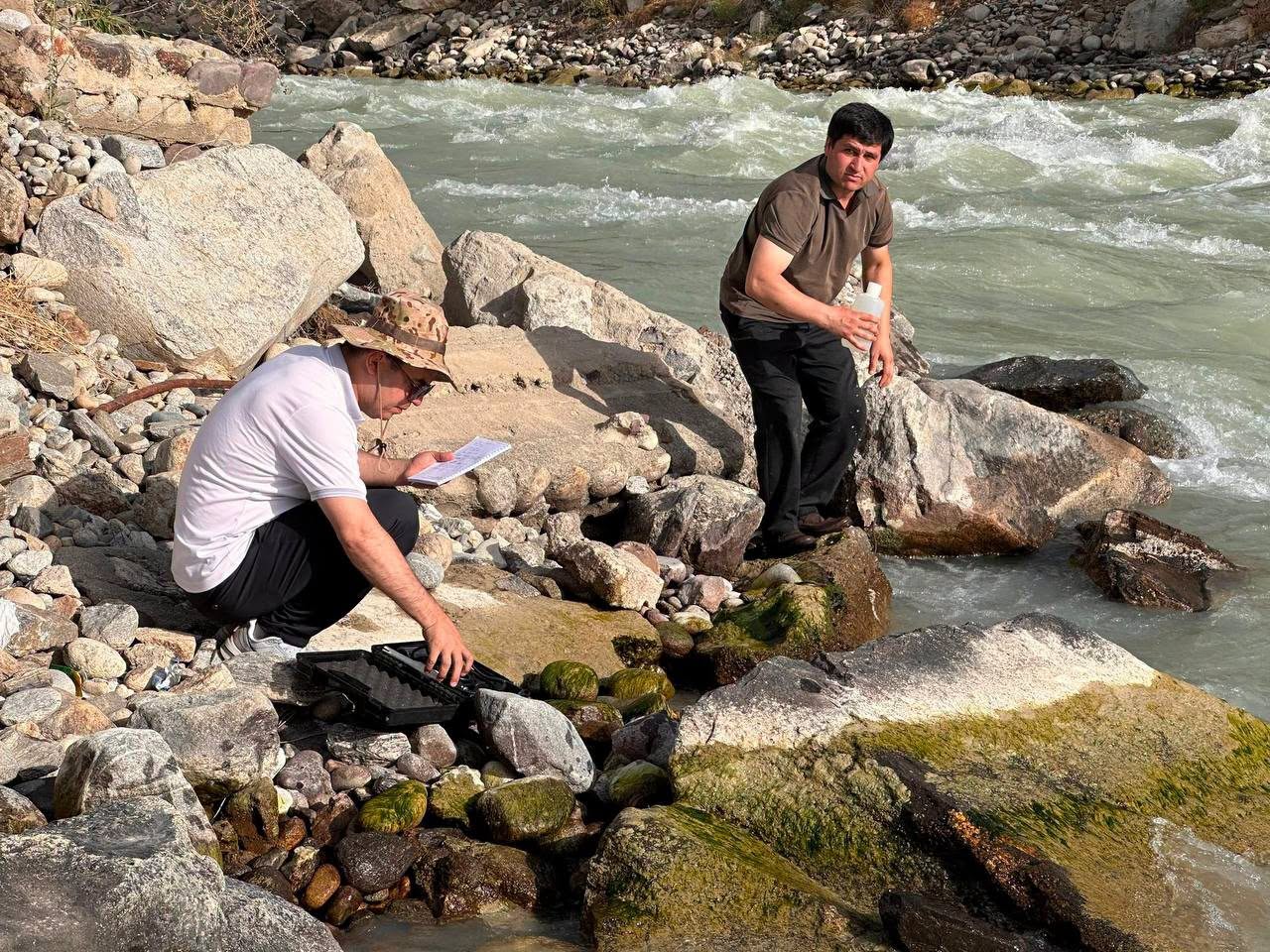 В ГБАО провели исследование качества воды в бассейне реки Пяндж