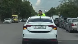 В Бишкеке женщина протащила инспектора УПСМ на капоте автомобиля (видео)