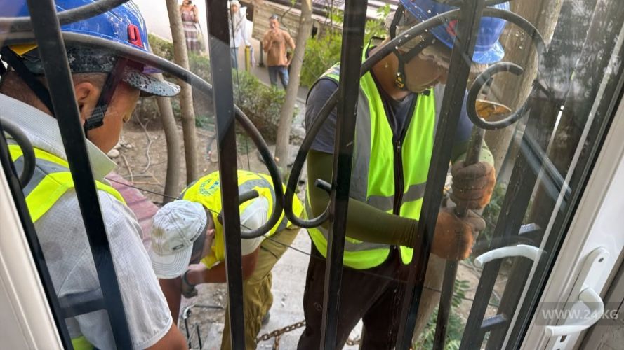 City Hall begins dismantling entrance structure to 24.kg news agency office