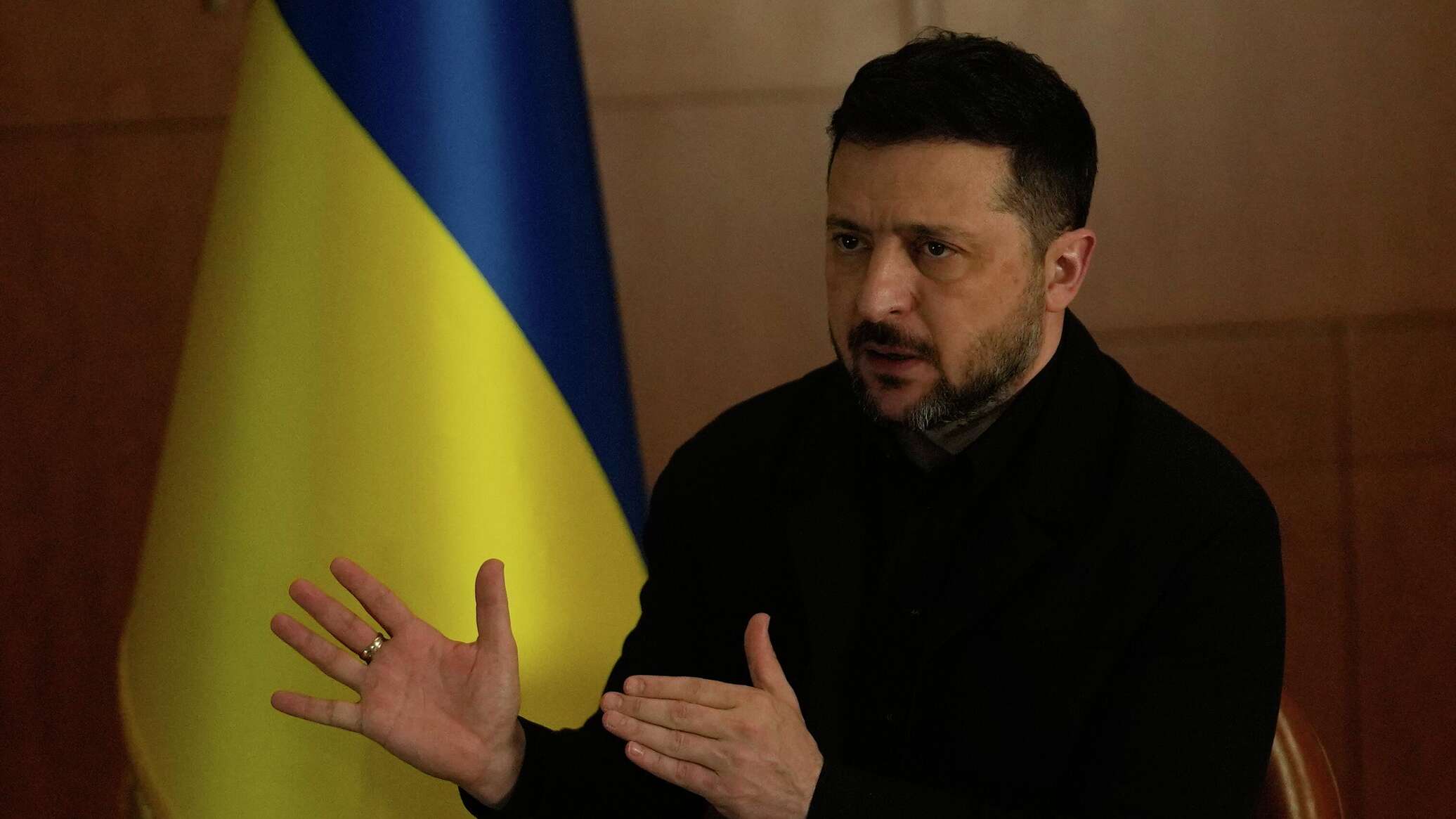 Вакили парлумони Аврупо: Зеленский қисми қарзи ИА-ро ба наздиконаш медиҳад
