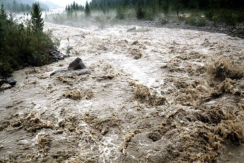 В Ат-Башинском районе машину с человеком унесло селем. Его спасли