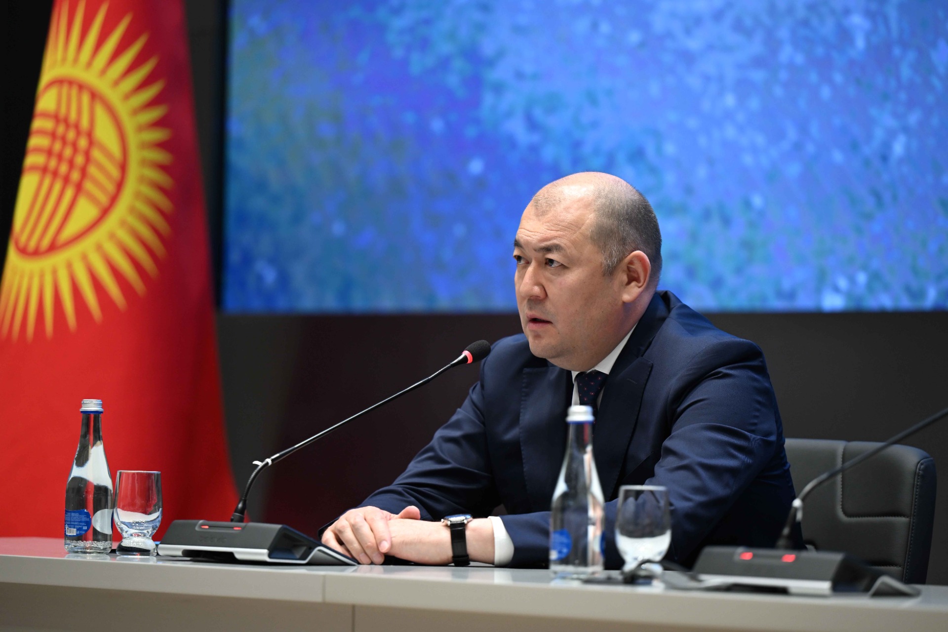 Глава кабмина представил коллективу ГКНБ нового руководителя
