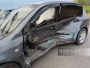 В Бейлагане три человека пострадали при столкновении автомобилей