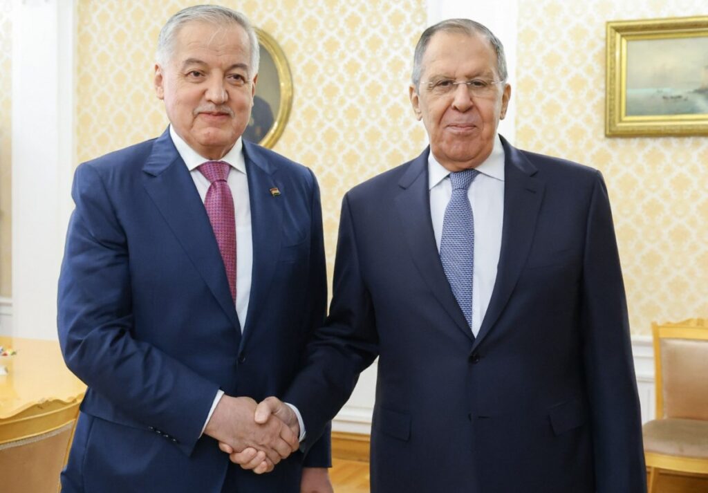 Сироджиддину Мухриддину передали капсулы с землей с могил основателей советского Таджикистана