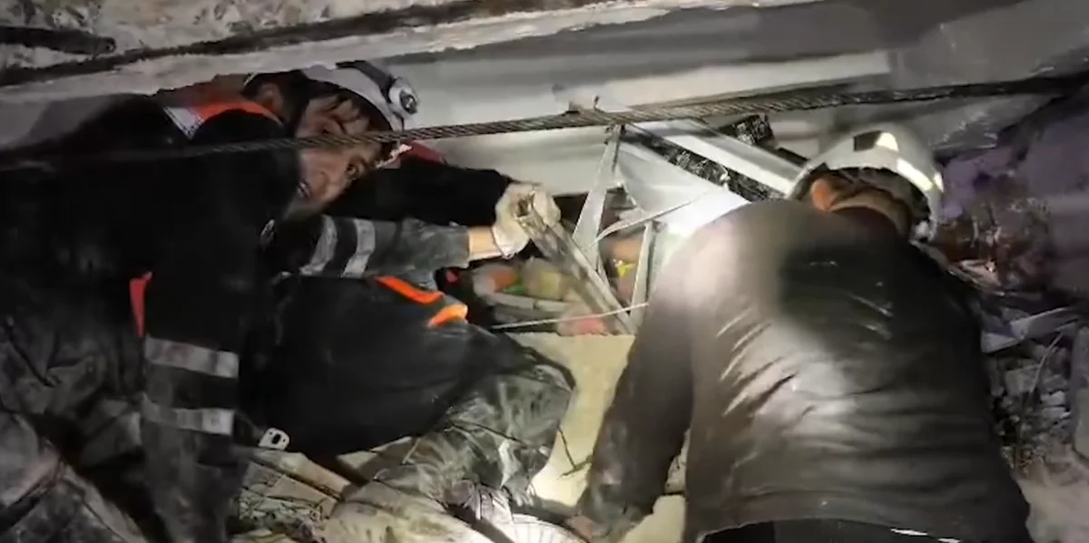 В Говсане обрушился потолок в магазине, женщина оказалась под завалами