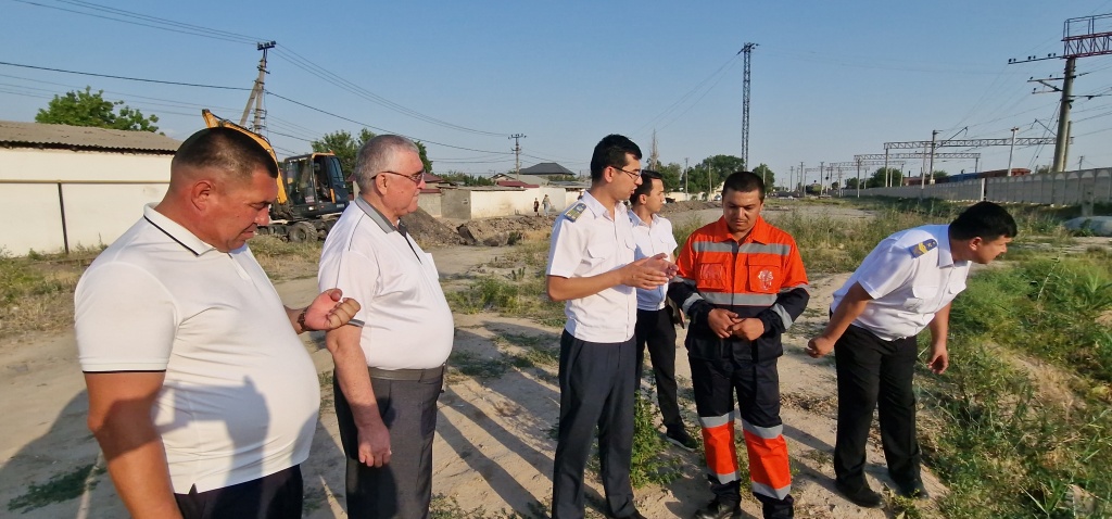 В Ташкенте железнодорожник спас двух девочек, тонущих в канале