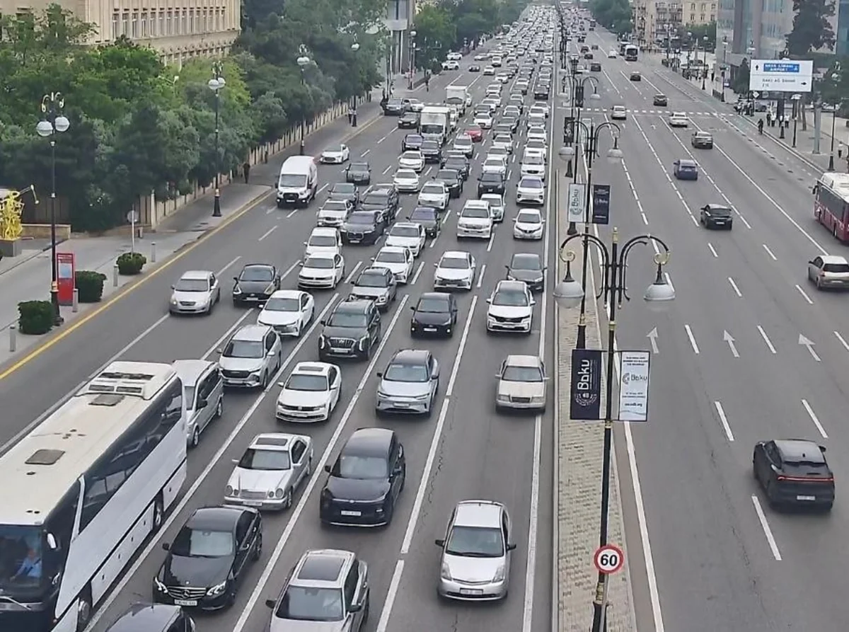 На ряде улиц и проспектов Баку затруднено движение транспорта