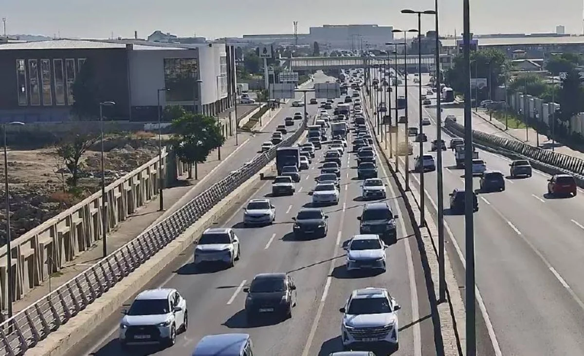 В Баку на некоторых улицах и проспектах затруднено движение транспорта