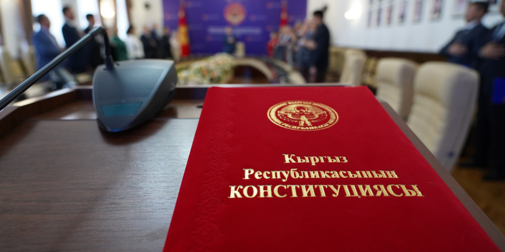 Обещал помочь через связи в суде. ГКНБ задержал адвоката при получении $4 тысяч