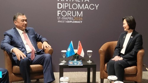 Генсек ОТГ Омуралиев провел переговоры с главой МИД Сингапура на форуме в Анталье
