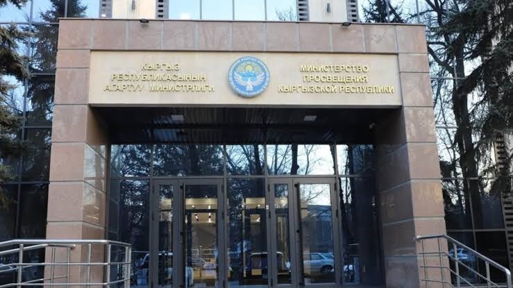 Лицензия частной школы, где ученики не могут получить документы, приостановлена
