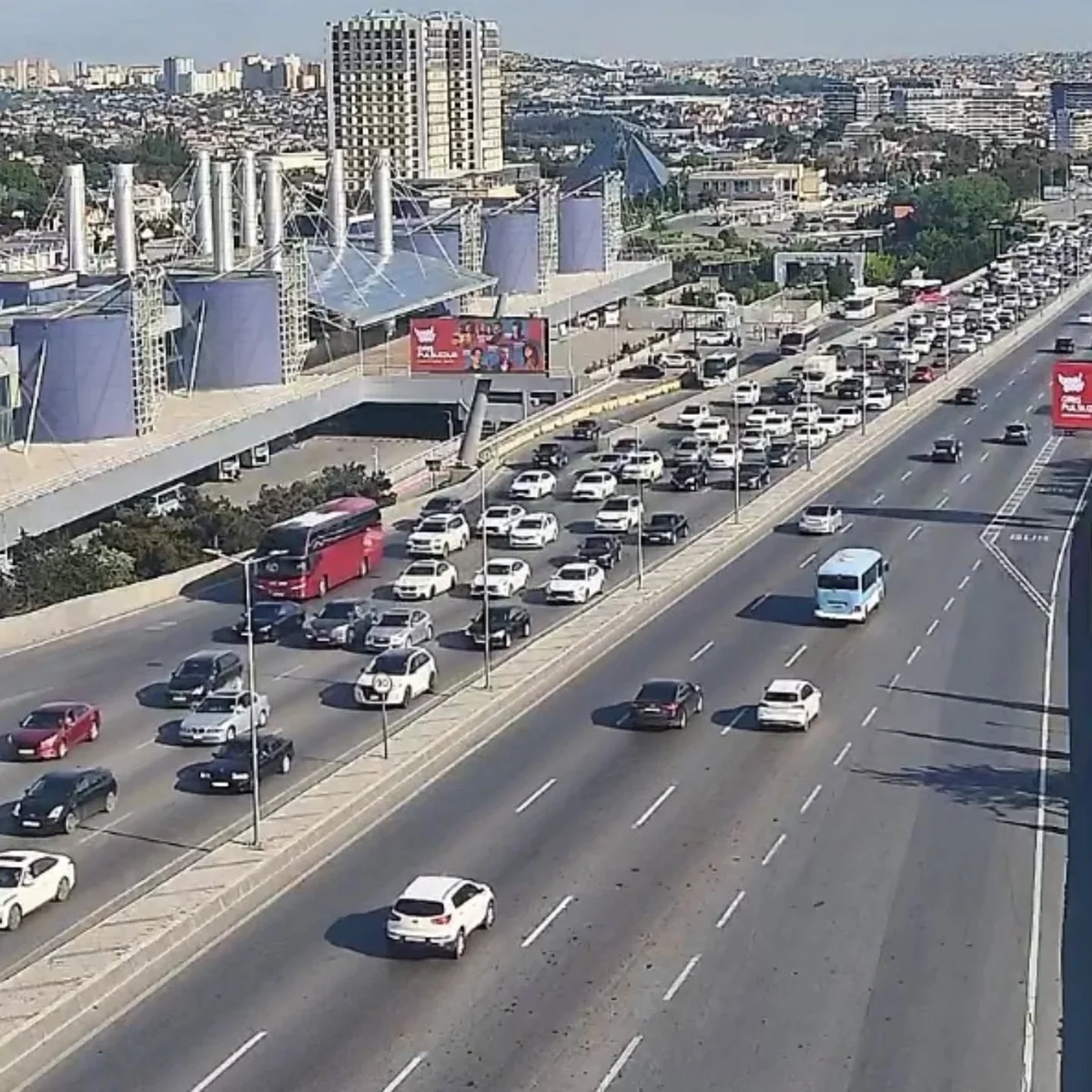 На ряде улиц и проспектов Баку затруднено движение транспорта