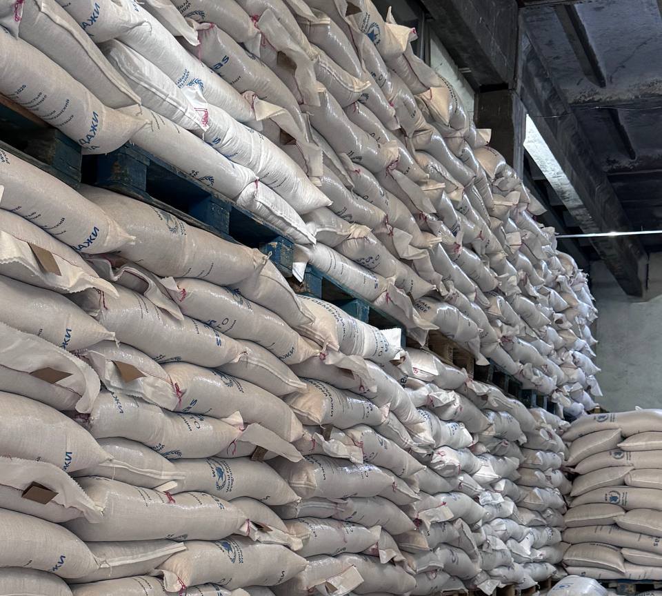 Россия передала Таджикистану новую партию продуктов для школьного питания