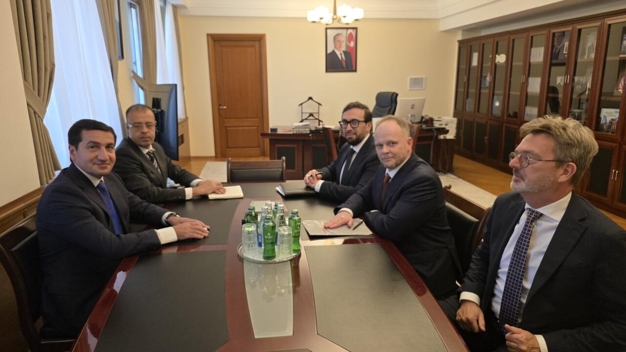 Хикмет Гаджиев встретился со спецпредставителем НАТО на Южном Кавказе