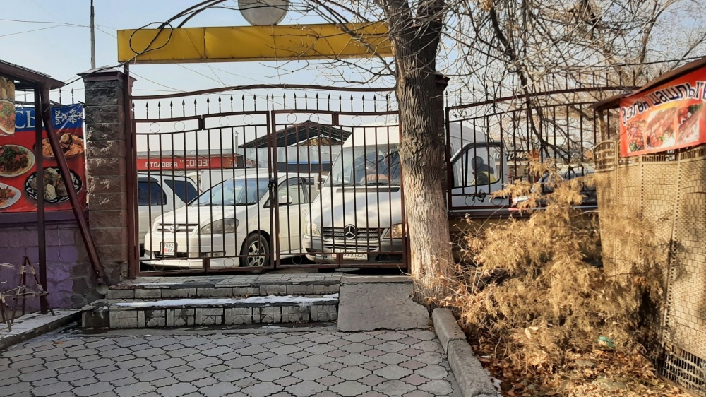 «Закрытые дворы». В Бишкеке снова жалуются на заборы и ограды