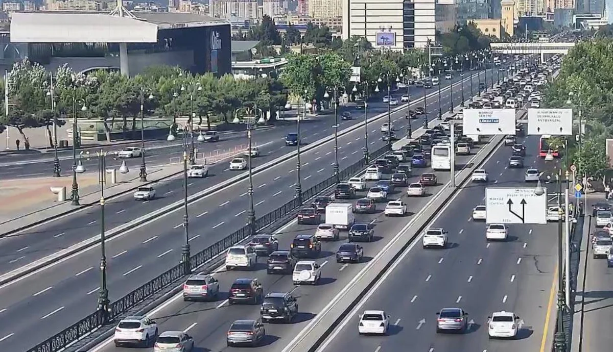 В Баку на некоторых улицах и проспектах затруднено движение транспорта