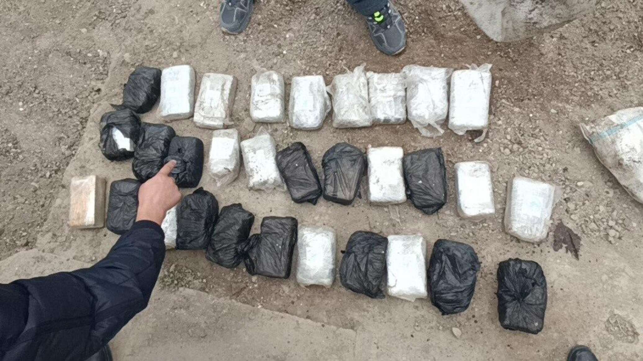 В Баткене из-под земли выкопали десятки килограммов наркотиков — видео