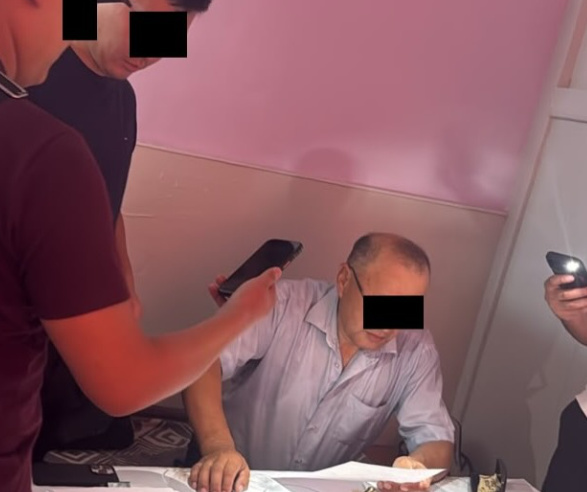 ГКНБ задержал адвоката при получении $4 тысяч